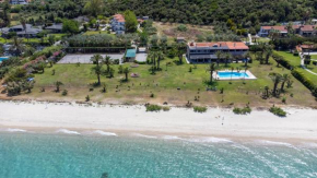 Villa Beachfront Kiss - 4bdrms, Tennis Court, Pool, BBQ, Beachfront